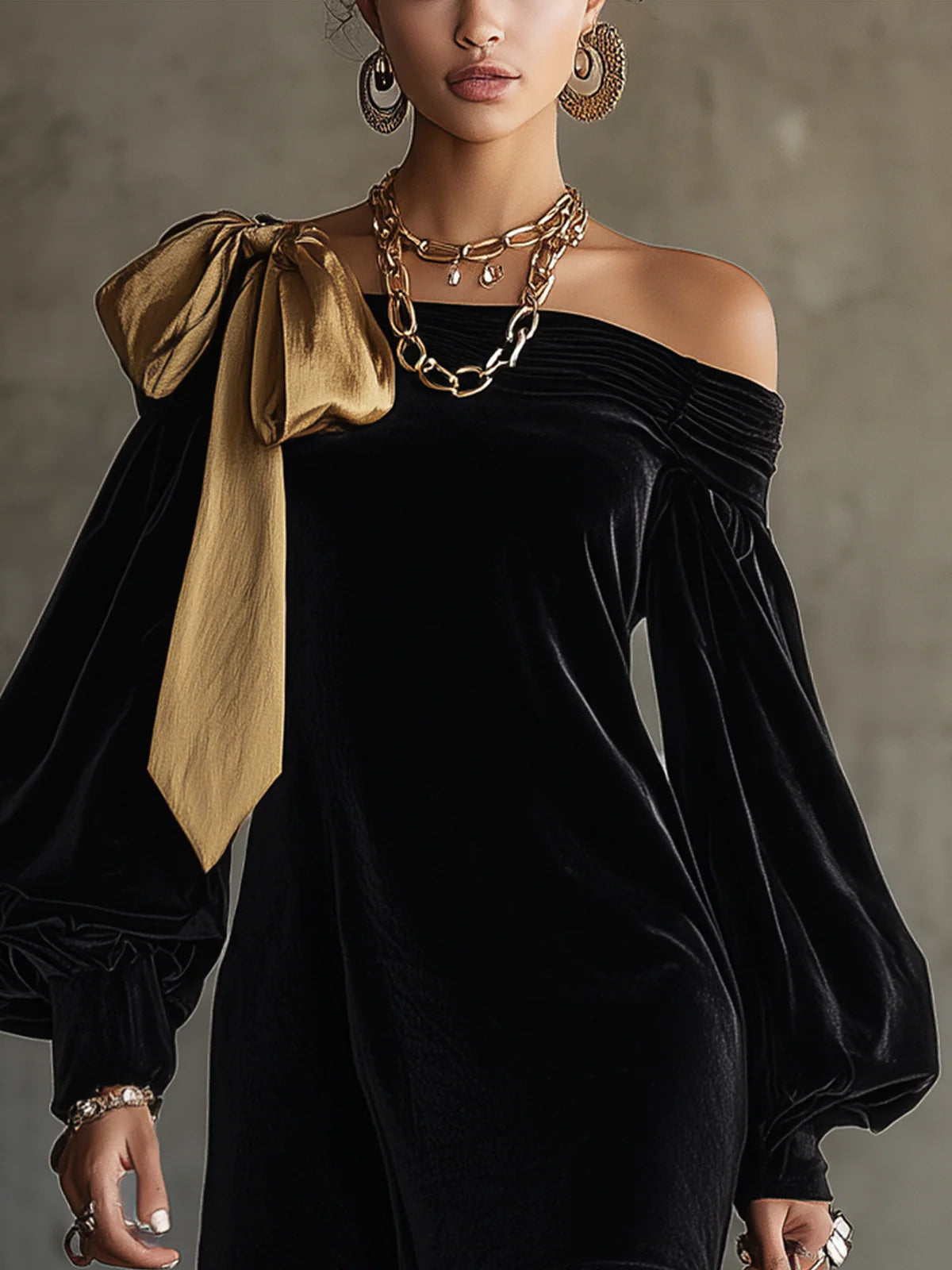 Robe Mini Off-Shoulder en Patchwork de Velours Noir et Satin Doré