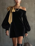 Robe Mini Off-Shoulder en Patchwork de Velours Noir et Satin Doré